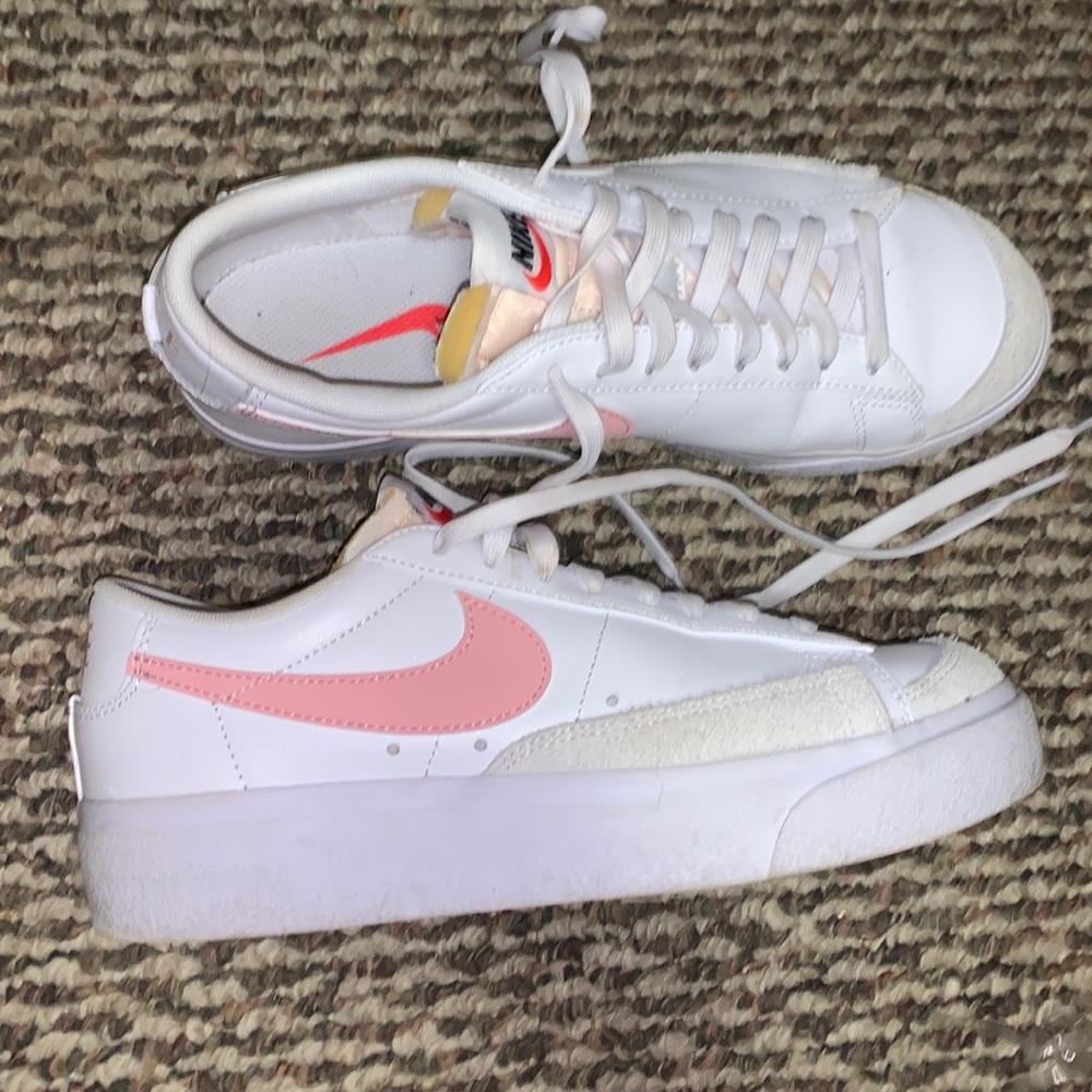 Nike Women’s Blazer ‘77 Low Pink & White